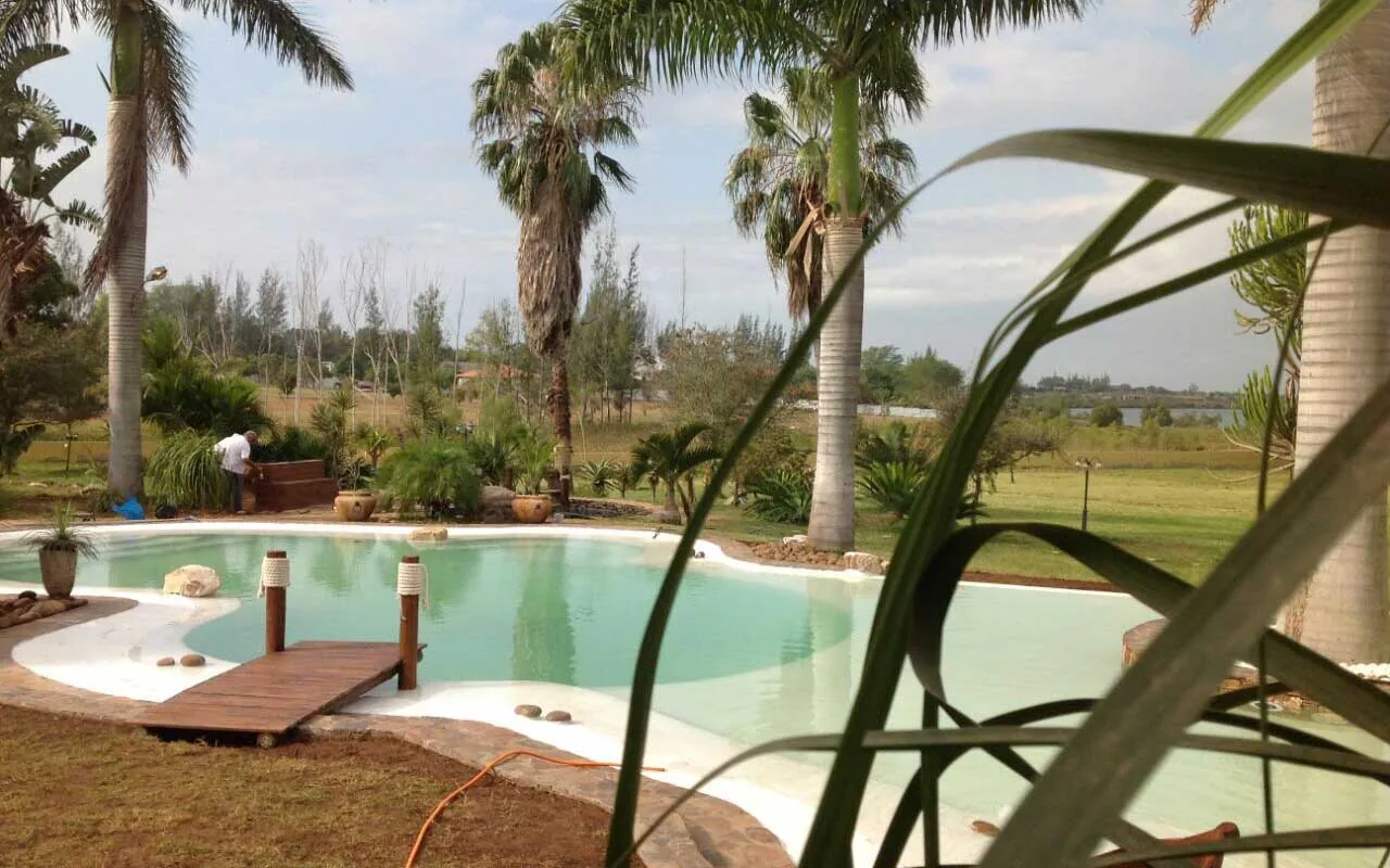 Construcao piscina luxo comporta 13